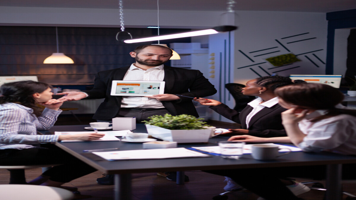 business-entrepreneur-man-presen İş Yönetimi ve Girişimcilik  işletme kurmak 